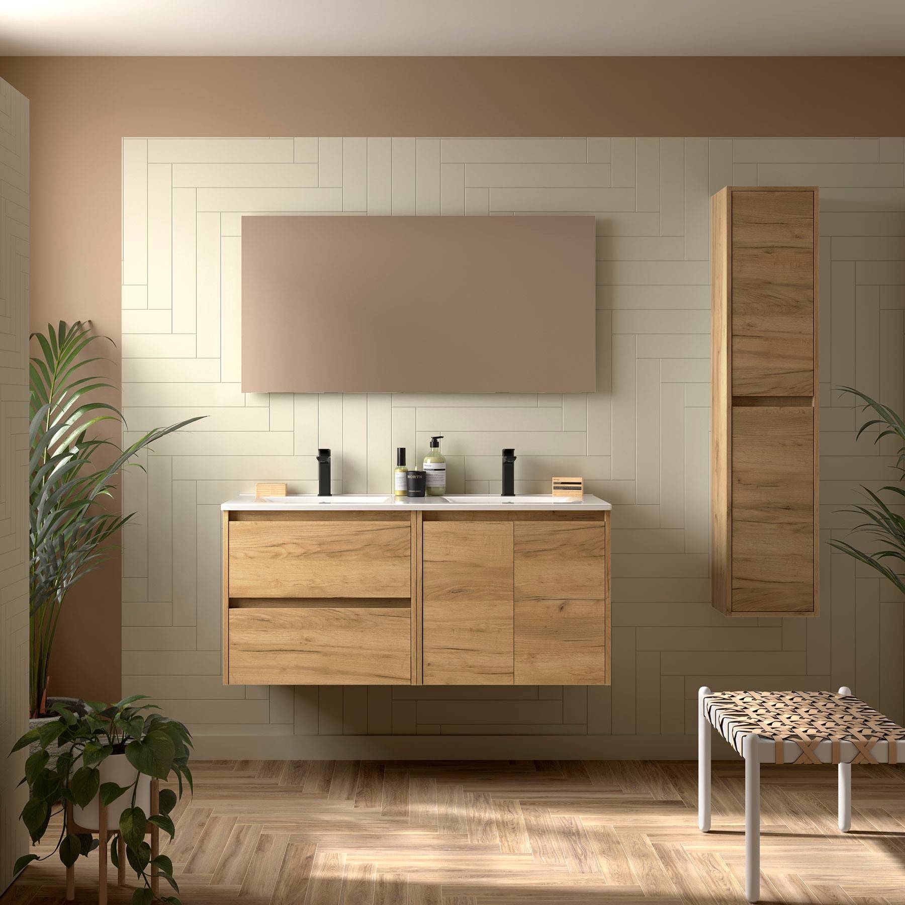 Ein modernes Badezimmer mit einem hölzernen schwebenden Waschtisch, rechteckigem Spiegel, vertikaler Schrank und Hocker. Topfpflanzen verleihen Frische.