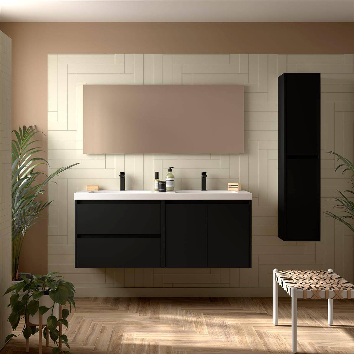 Modernes minimalistisches Badezimmer mit wandmontiertem schwarzem Waschtisch, großem Spiegel, hochem Schrank, Pflanzen und gewebtem Hocker auf Holzboden.