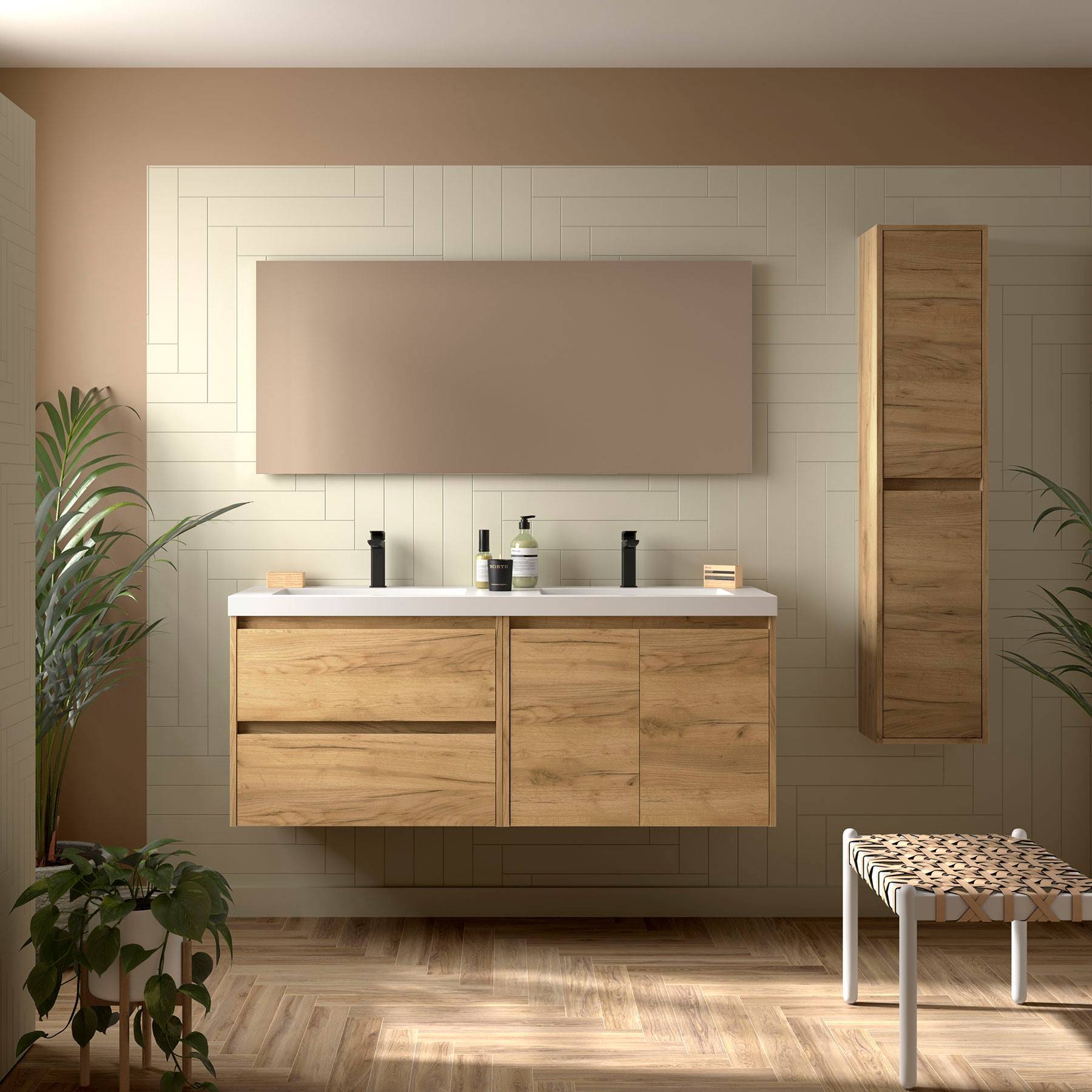 Ein modernes Badezimmer präsentiert eine Waschtischplatte aus Holz mit einem rechteckigen Spiegel, einem an der Wand montierten Schrank, einem Holzhocker und Topfpflanzen.