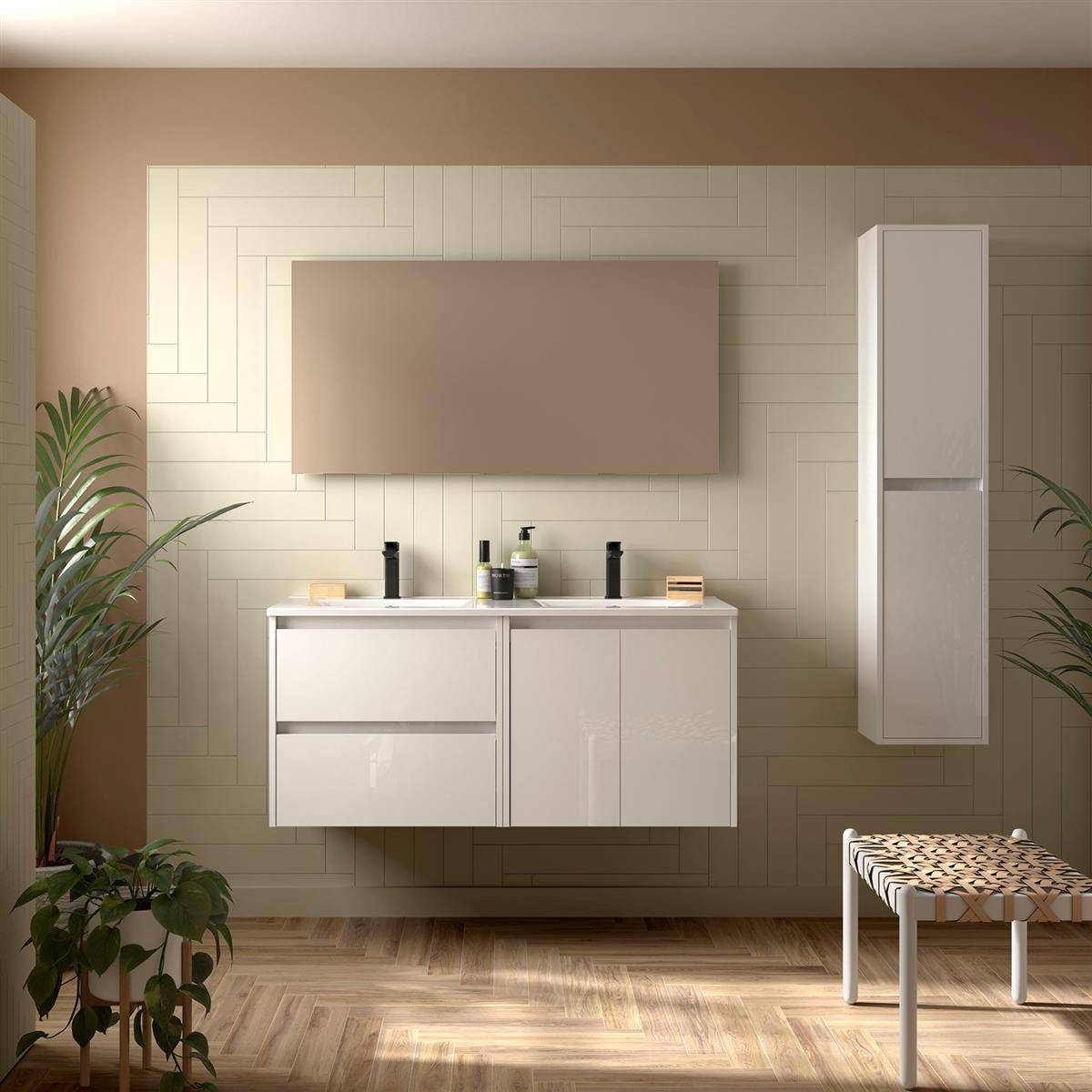 Modernes Badezimmer mit an der Wand montiertem Waschtisch und Waschbecken, großem Spiegelschrank darüber, hohem Schrank auf der rechten Seite, Pflanzen und gewebtem Hocker auf Holzfußboden.