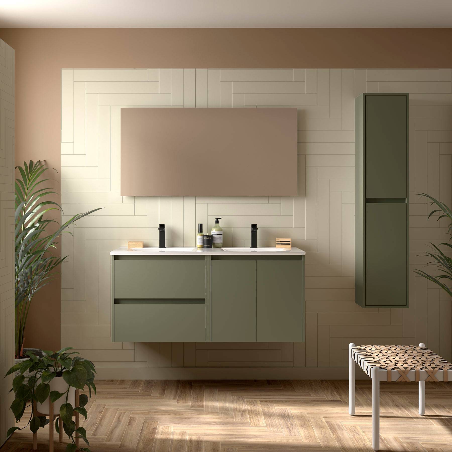 Ein modernes Badezimmer verfügt über einen wandmontierten Waschtisch mit Doppelwaschbecken und zwei grünen Schränken, einer neutralen Wand und hellem Holzboden. Pflanzen dekorieren den Raum.