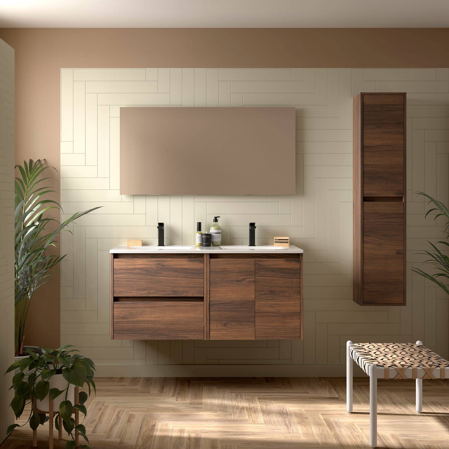 Modernes Badezimmer mit Holzwaschtisch und Schränken, beigen Wänden, großem rechteckigen Spiegel, Topfpflanzen und natürlichem Licht.