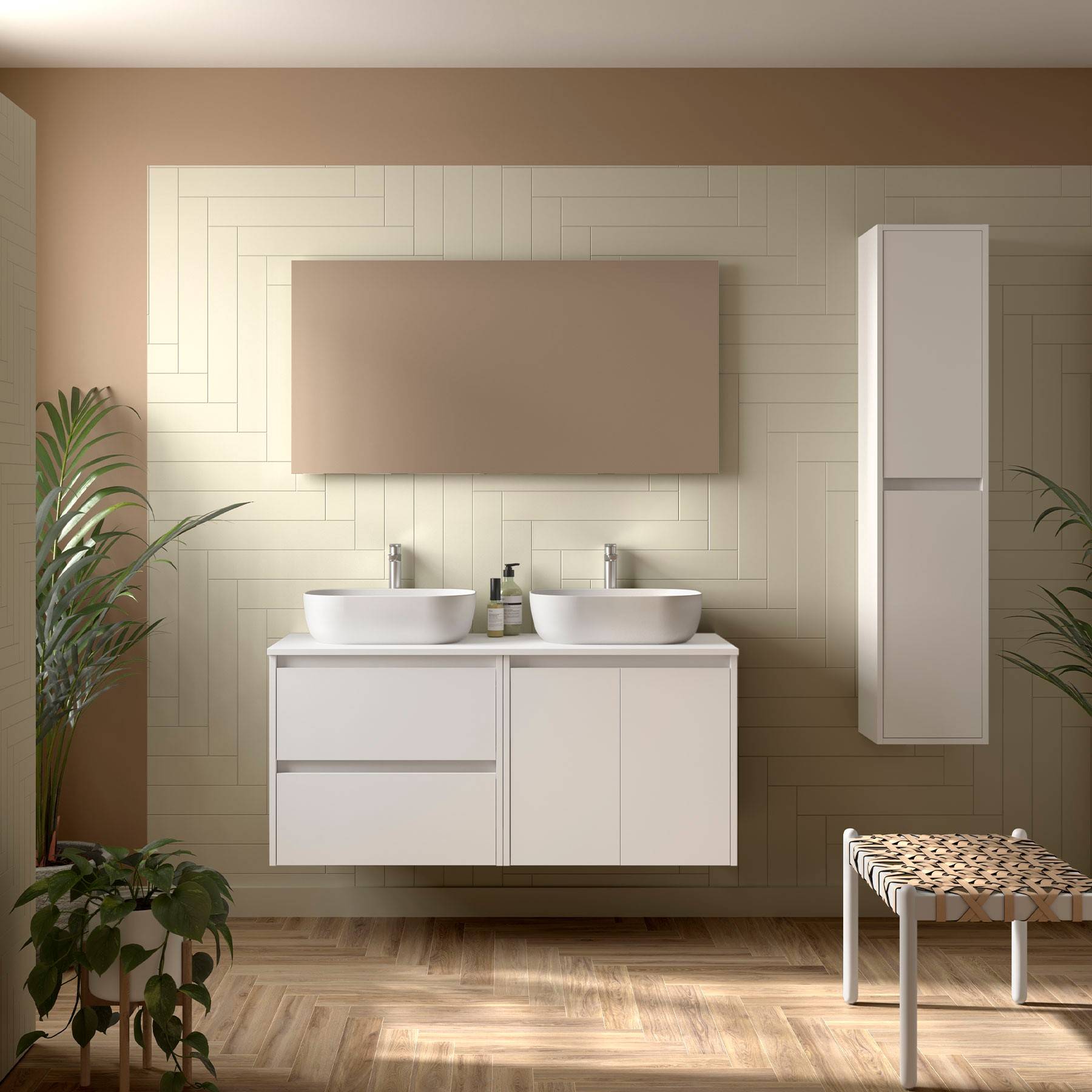 Ein modernes Badezimmer mit zwei weißen Waschbecken auf einem schwebenden Waschtisch, einem hohen Schrank und Topfpflanzen, das durch natürliches Sonnenlicht von links beleuchtet wird.