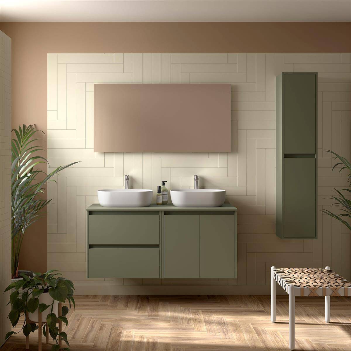 Modernes Badezimmer mit grünem Doppelwaschtisch, zwei freistehenden Waschbecken und großem Spiegel, flankiert von Pflanzen und einer geflochtenen Bank auf Fischgrät-Holzboden.