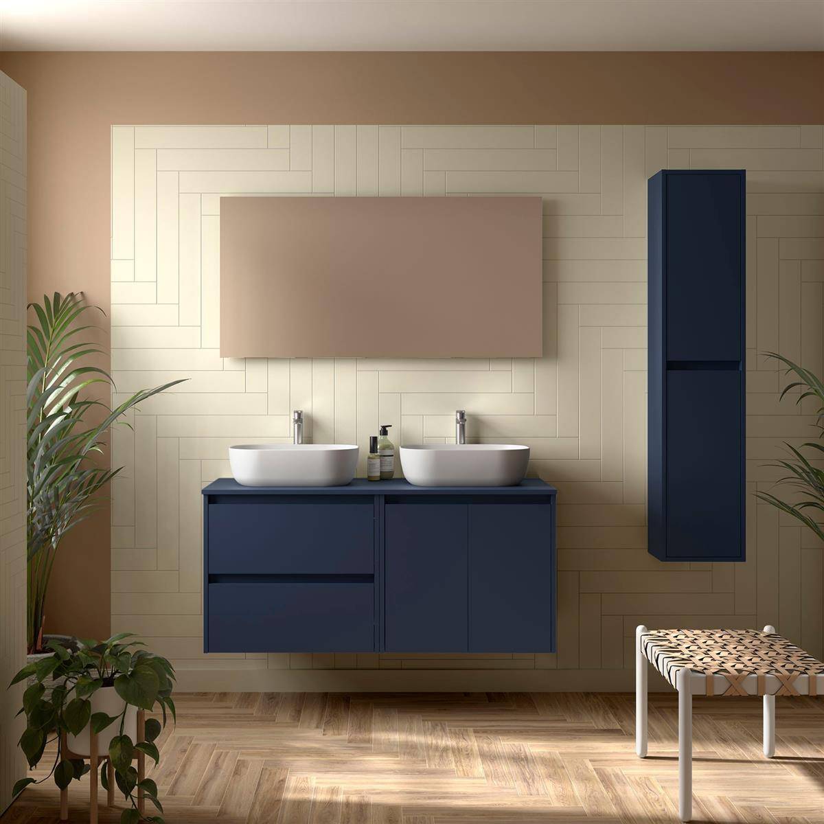 Modernes Badezimmer mit doppelten Aufsatzwaschbecken auf einem dunkelblauen Waschtisch, großem Spiegel, Wandschrank, Pflanzen und einer geflochtenen Bank auf Holzfußboden.
