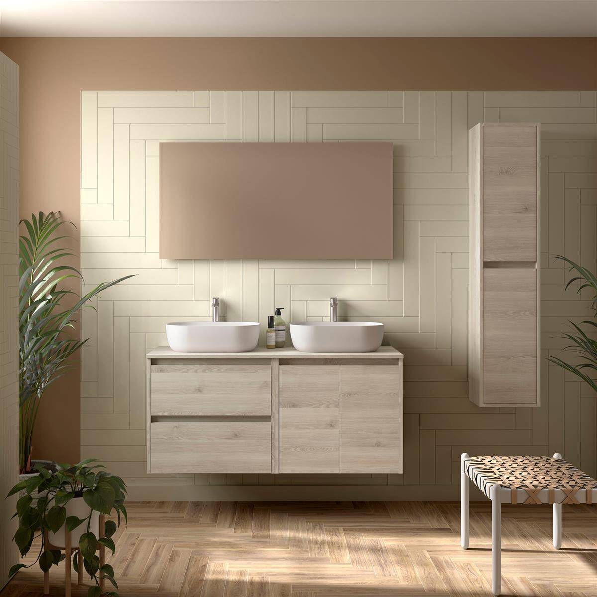 Modernes Badezimmer mit schwebendem Doppelwaschbecken, zwei Waschbecken, großem Spiegel, Wandschrank, Pflanzen und Bank auf Holzboden.