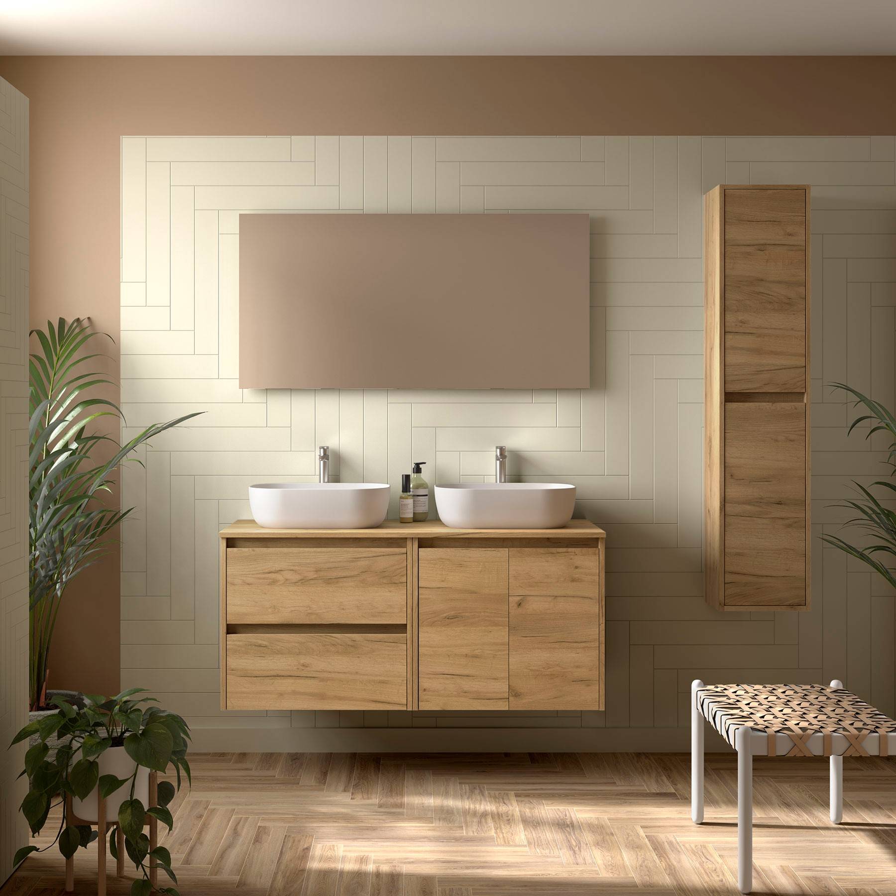 Modernes Badezimmer mit Holzschränken, zwei weißen Waschbecken und einem beigen Wandspiegel. Topfpflanzen verleihen einen Hauch von Grün.