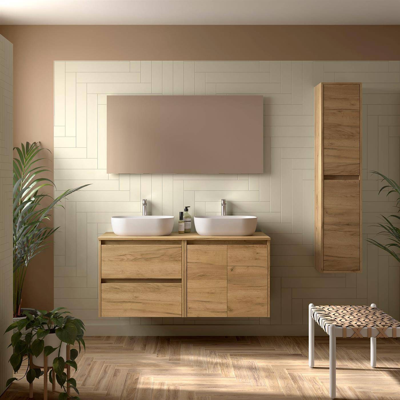Modernes Badezimmer mit doppeltem Holzwaschtisch und zwei Aufsatzwaschbecken unter einem großen Spiegel, plus hohem Wandschrank und gewebtem Hocker.