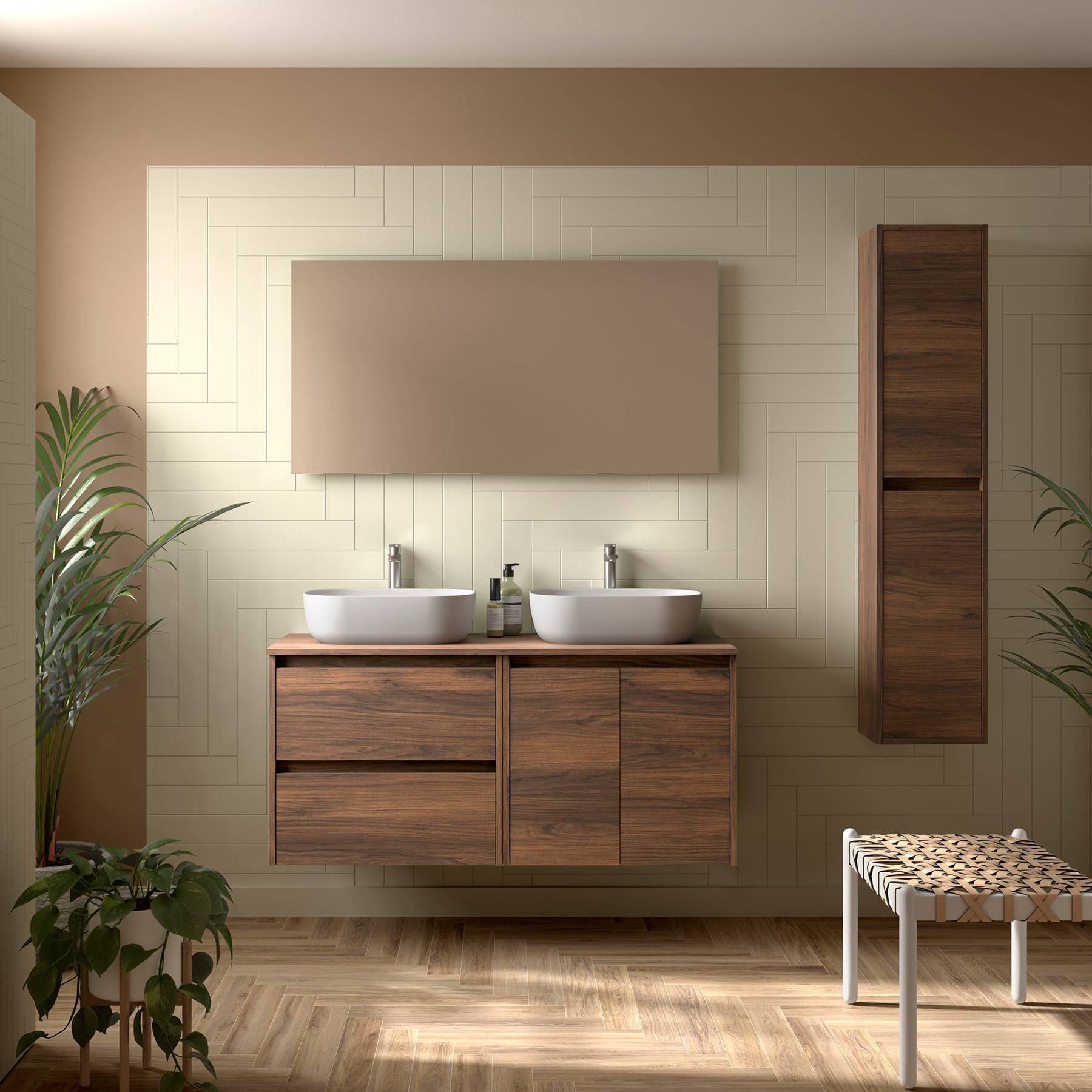 Modernes Badezimmer mit zwei Holzwaschbecken, einem Spiegel, Zimmerpflanzen und einem Holzhocker vor einer hell gefliesten Wand.