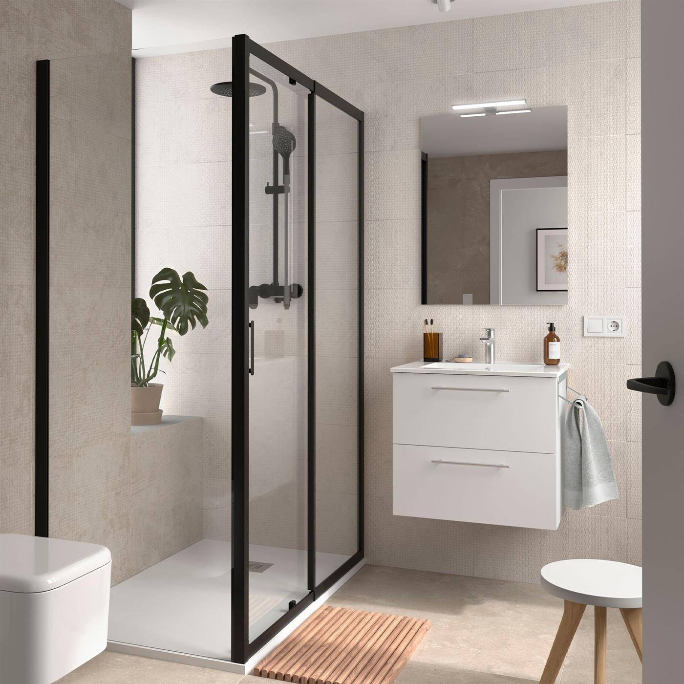 Modernes Badezimmer mit schwarzgerahmter Glaskabine, an der Wand montiertem Waschbecken und Spiegel, Toilette, Topfpflanze, Hocker und pfirsichfarbenem Badteppich.