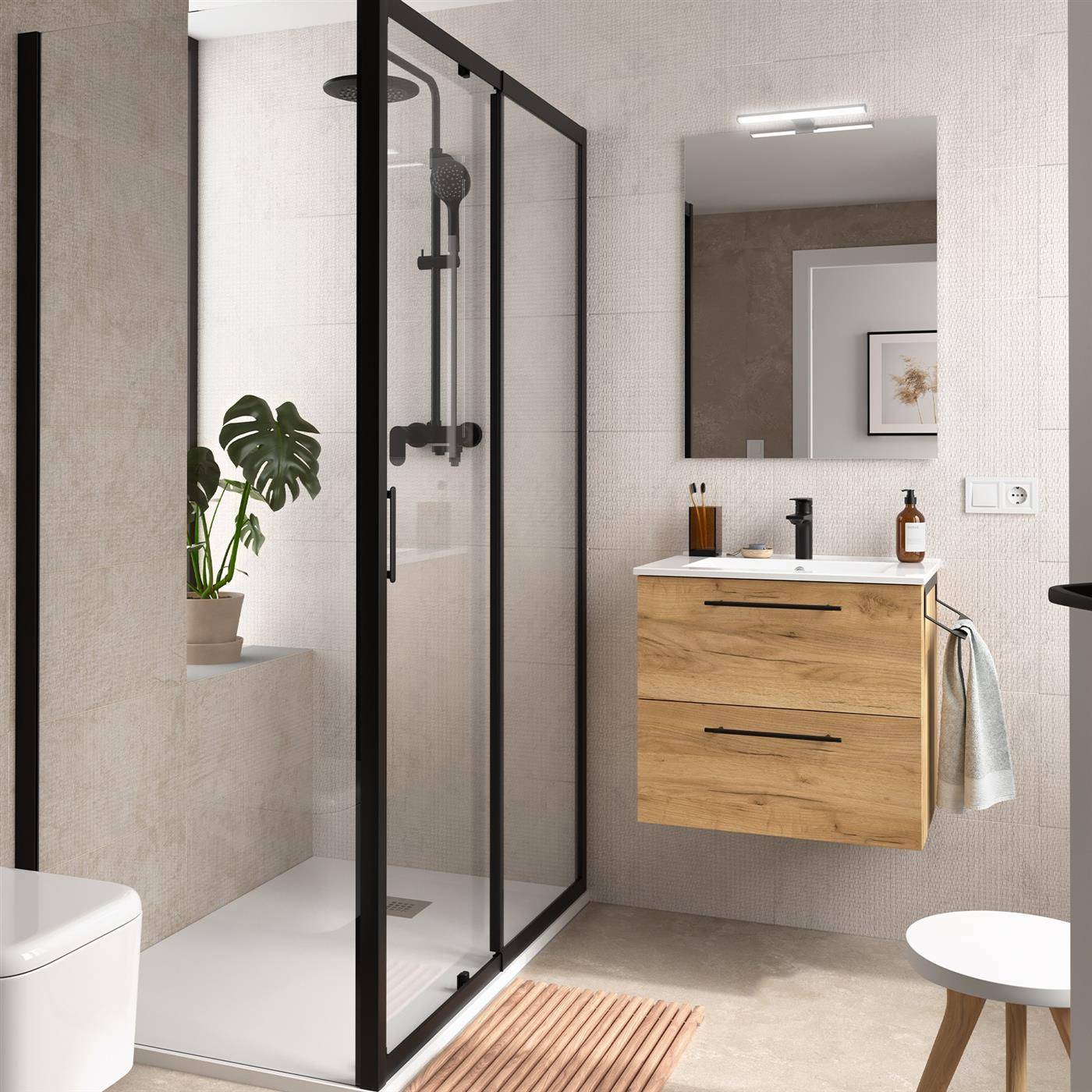 Modernes Badezimmer mit schwarzgerahmter Glasdusche, wandmontiertem Holzwaschtisch mit Spiegel, Topfpflanze und gestreifter Badmatte.