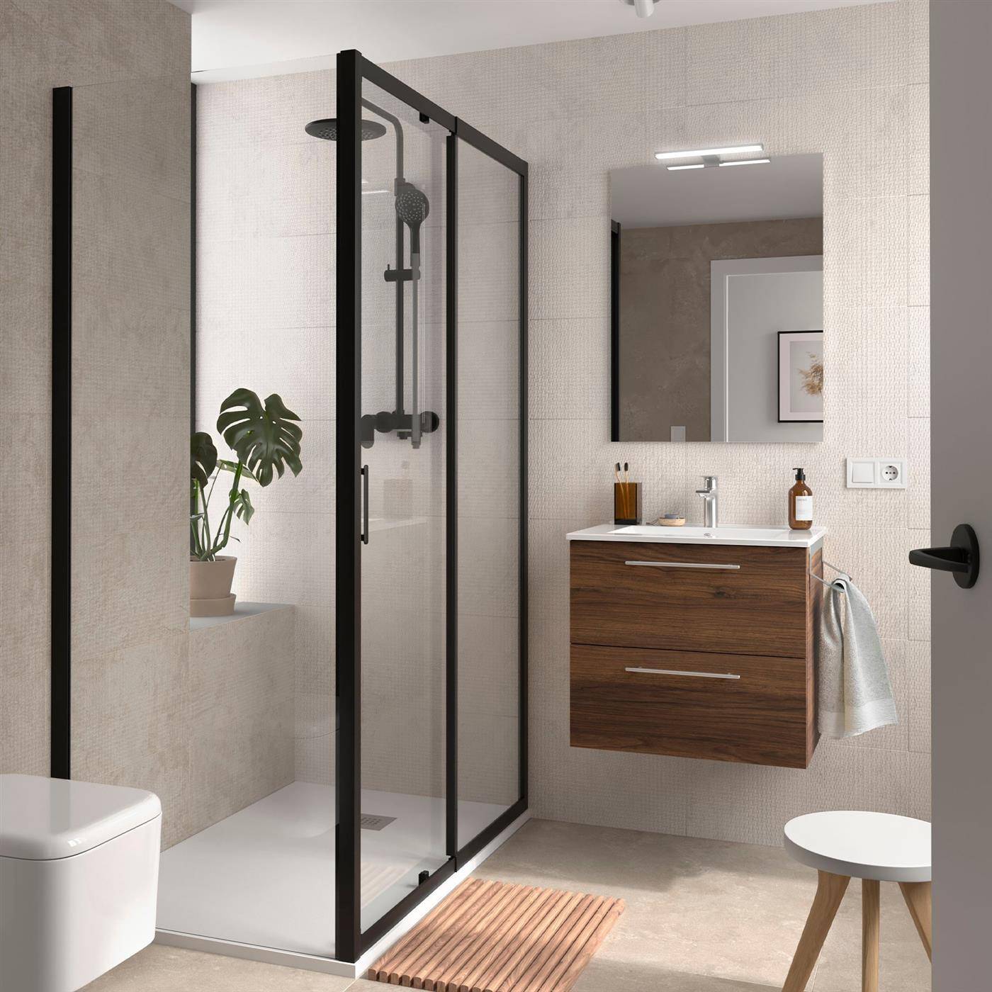 Modernes Badezimmer mit gläserner Dusche, an der Wand montiertem Holzwaschtisch, Spiegel, Toilette und kleinem Hocker in hellem, neutralem Interieur.