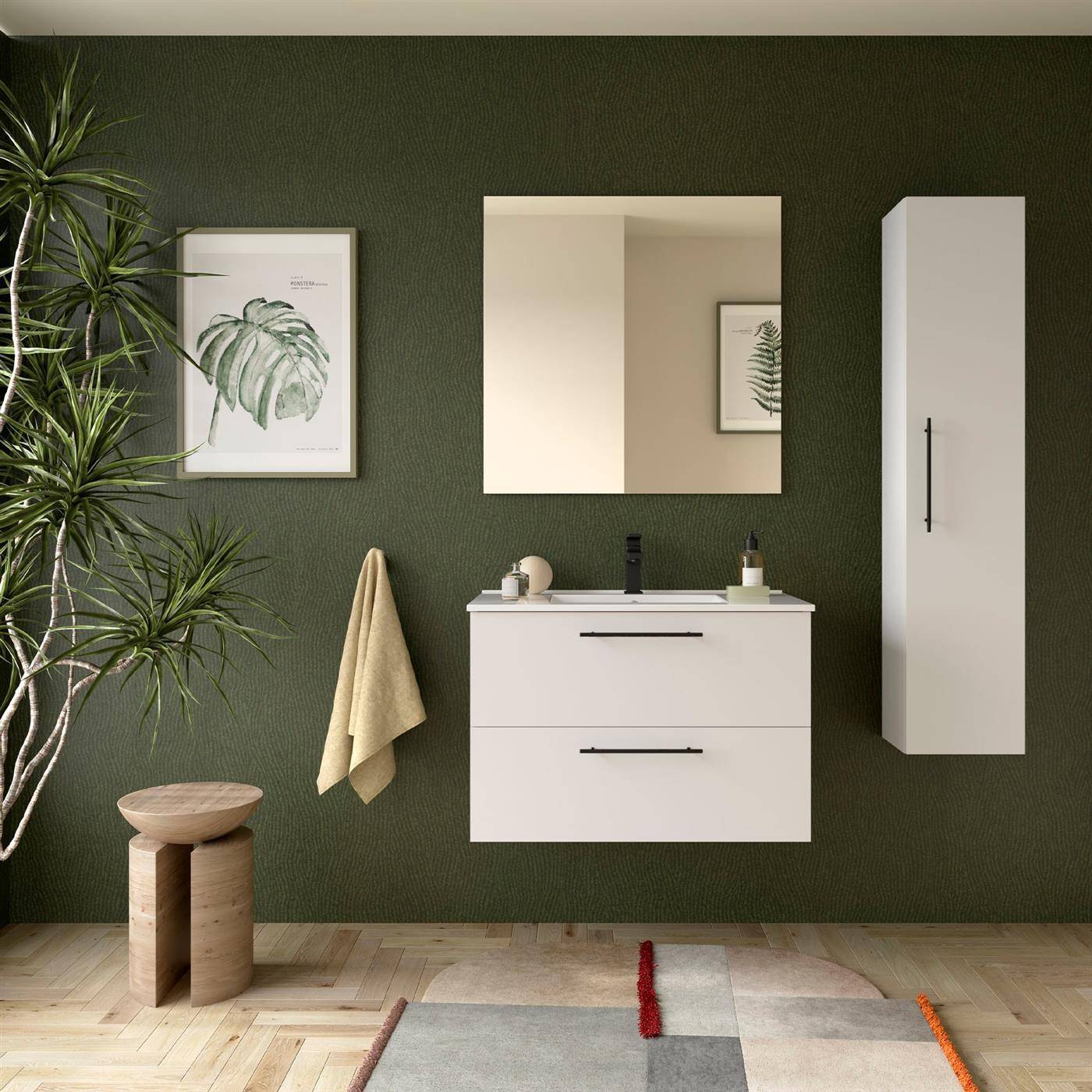 Modernes Badezimmerinterieur mit dunkelgrüner Wand, weißem Waschtisch und Schrank, Spiegel, Pflanze, Bilderrahmen, Handtuch, Hocker und geometrischem Teppich.