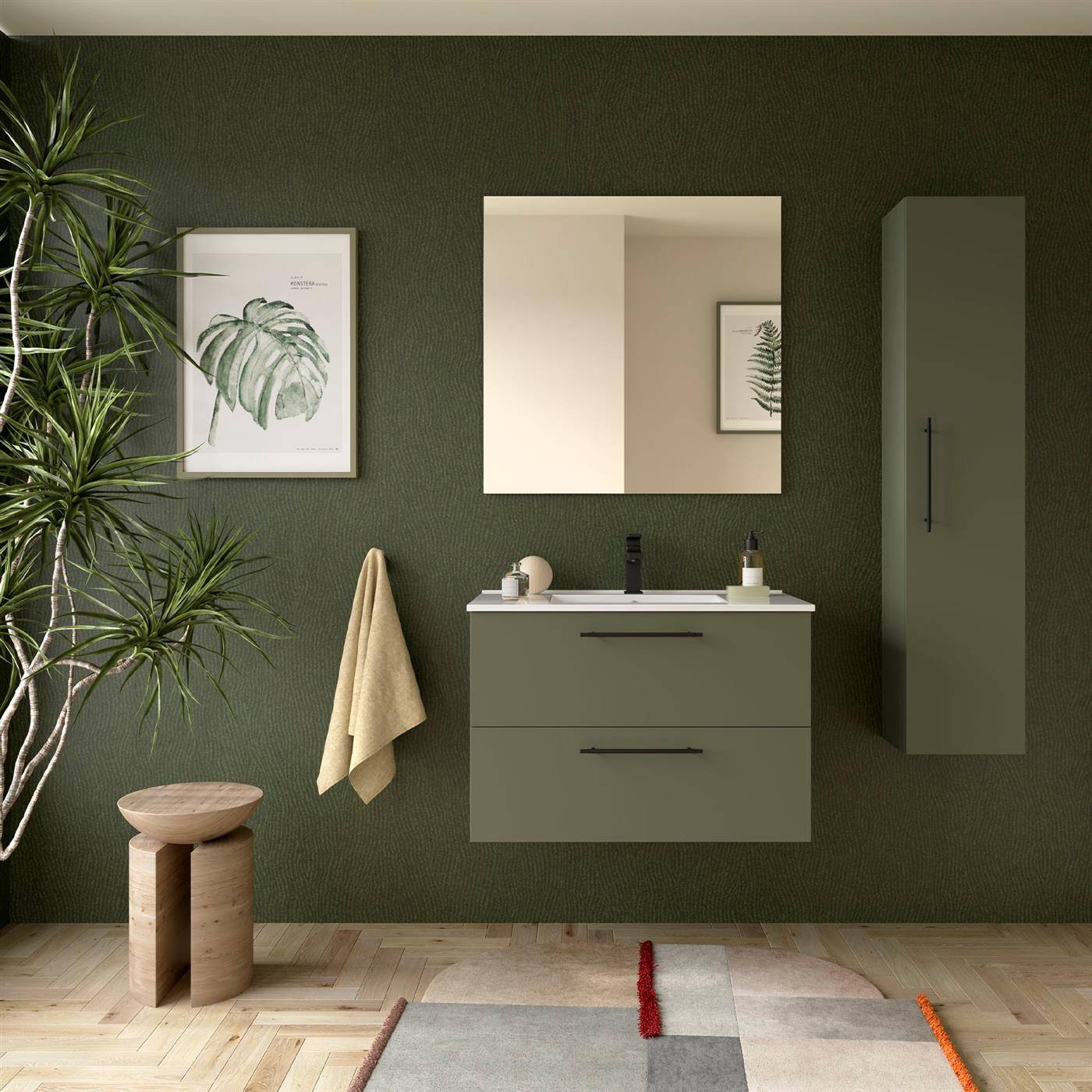 Modernes Badezimmerinterieur mit olivefarbenen Wänden, schwebendem Waschtisch, Spiegel, Wandschrank, Pflanze, Wandbild im Rahmen, Hocker und Teppich.