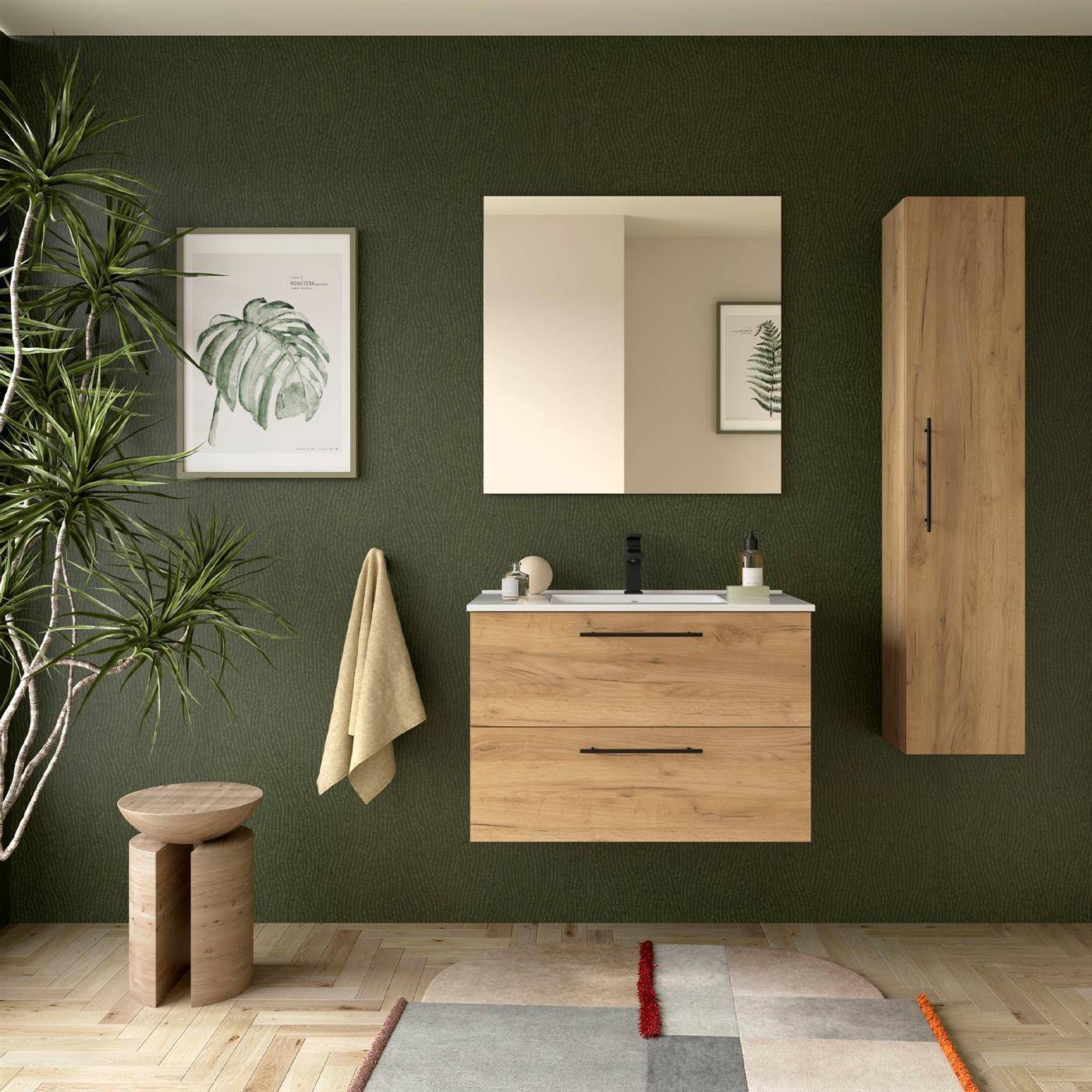 Modernes Badezimmer mit grünen strukturierten Wänden, Holzwaschbecken und Schrank, quadratischem Spiegel, Pflanze, gerahmter Blattkunst, Handtuch, Hocker und gemustertem Teppich.