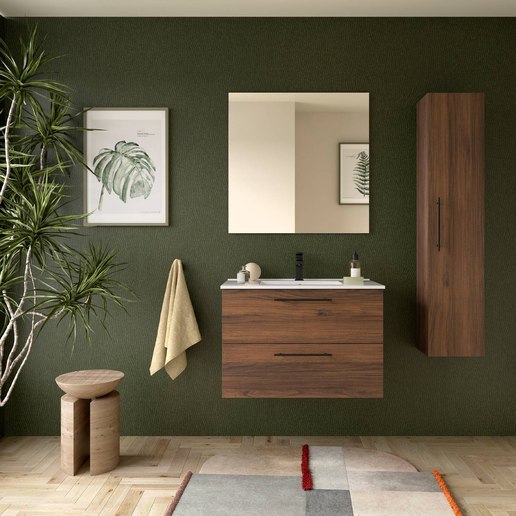 Modernes Badezimmer mit Holzwaschtisch, Spiegel und hohem Schrank an einer grünen Wand. Eine Zimmerpflanze und minimalistische Dekoration verstärken die ruhige Atmosphäre.