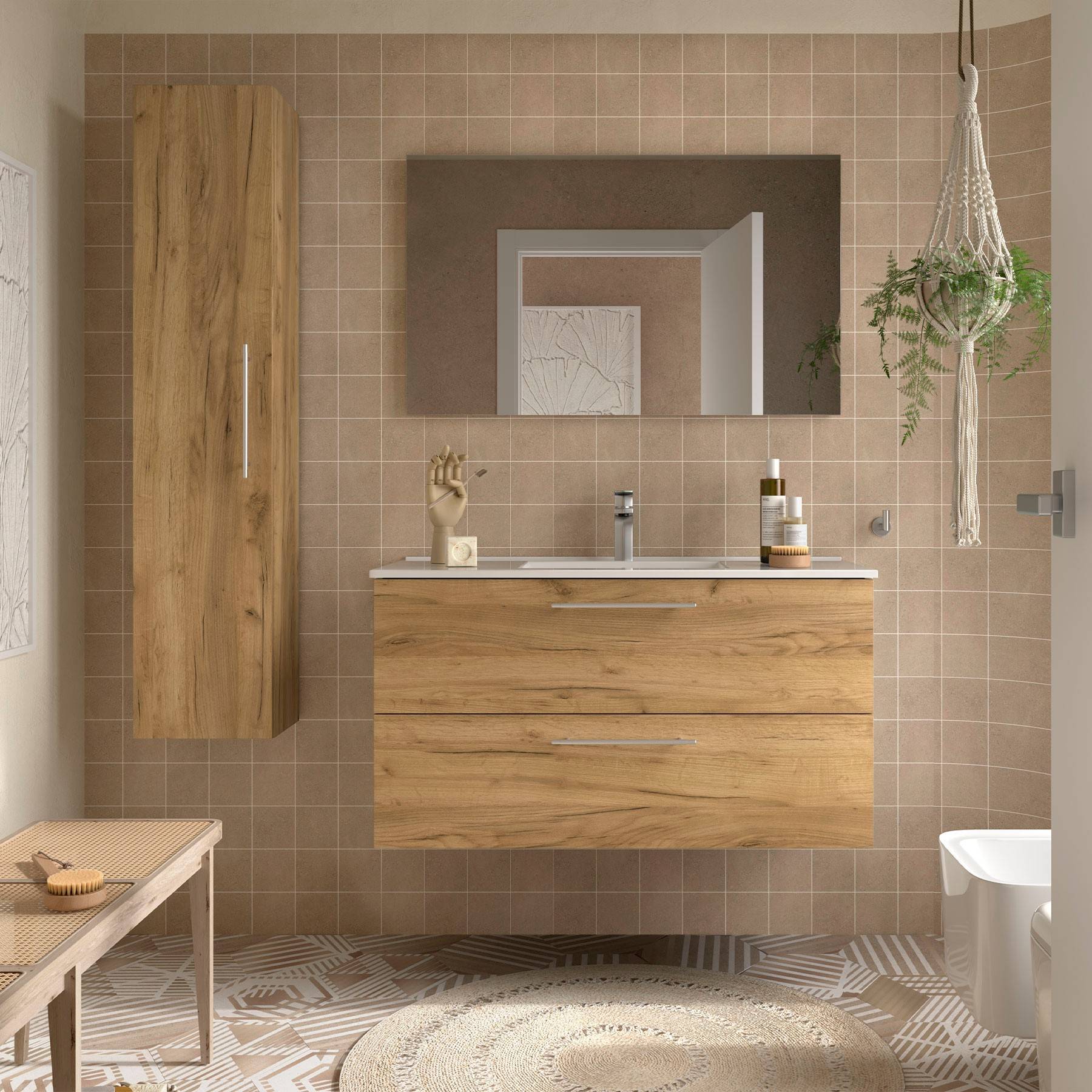 Modernes Badezimmer mit beige gefliesten Wänden, einem Waschtisch aus Holz mit Waschbecken, einem großen Spiegel und einer hängenden Pflanze. Neutrale Farbtöne und minimalistisches Design.