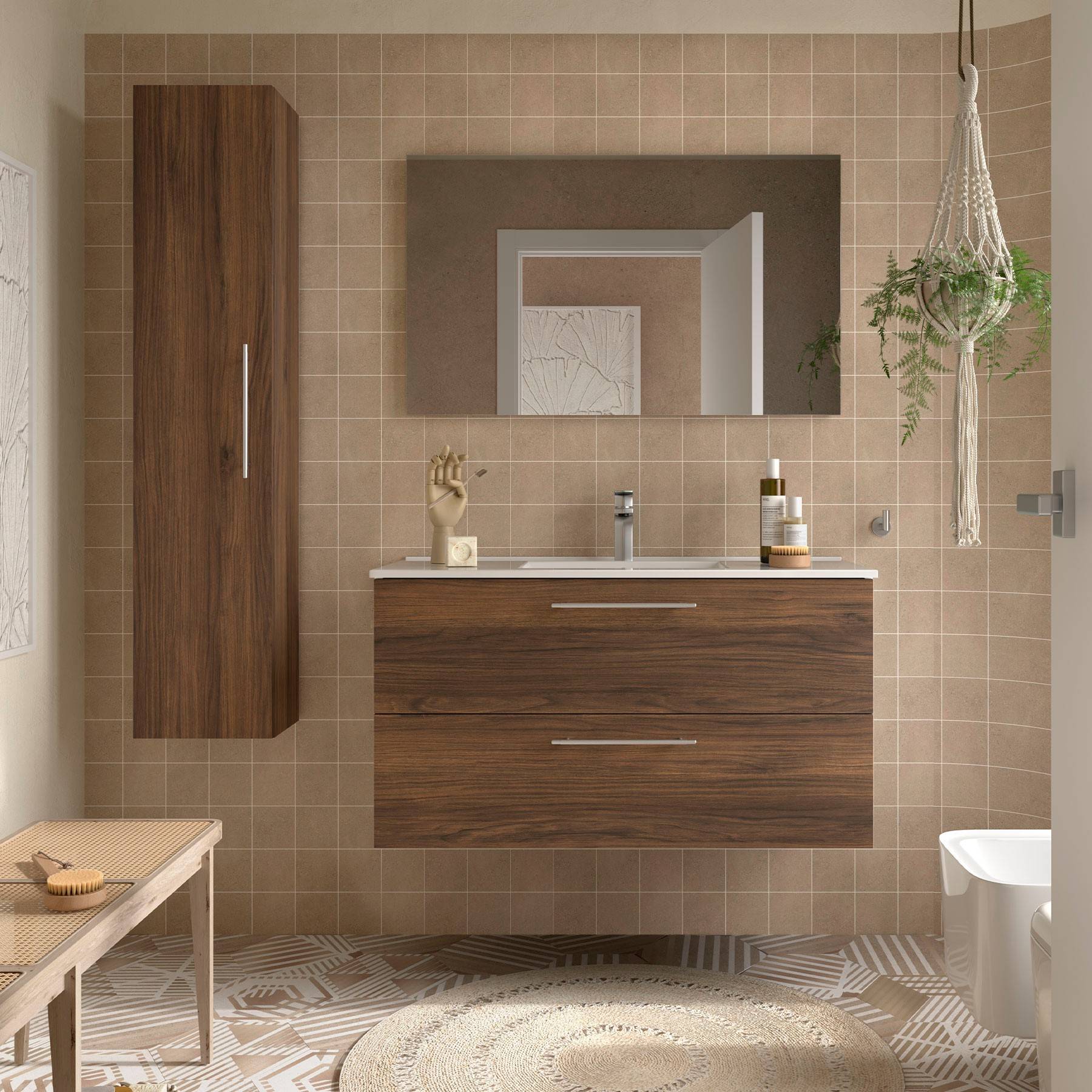 Gemütliches Badezimmer mit einem Waschtisch aus Holz, einem großen Spiegel, einer hängenden Pflanze und einem Stuhl. Beige Fliesen akzentuieren die Wände und den Boden.