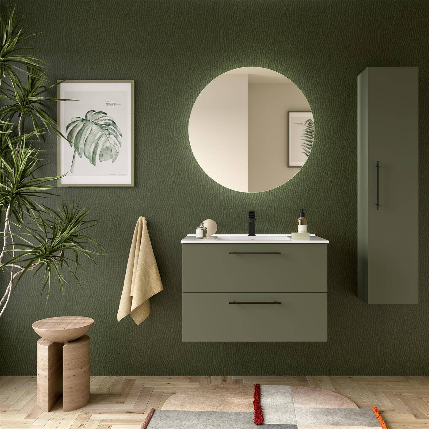 Modernes Badezimmer mit olivgrünen strukturierten Wänden, schwebendem Waschtisch, rundem Spiegel, Wandschrank, gerahmter botanischer Kunst, Pflanze, Handtuch, Hocker und gemustertem Teppich.