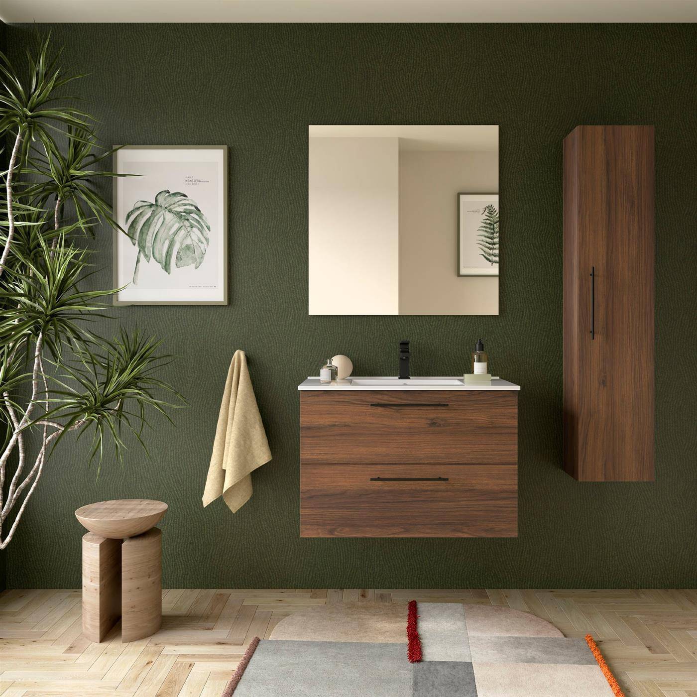 Modernes Badezimmer mit dunkelgrünen strukturierten Wänden, Holzwaschtisch und Schrank, Spiegel, gerahmter Pflanzenkunst, Topfpflanze, Handtuch, Hocker und gemustertem Teppich.