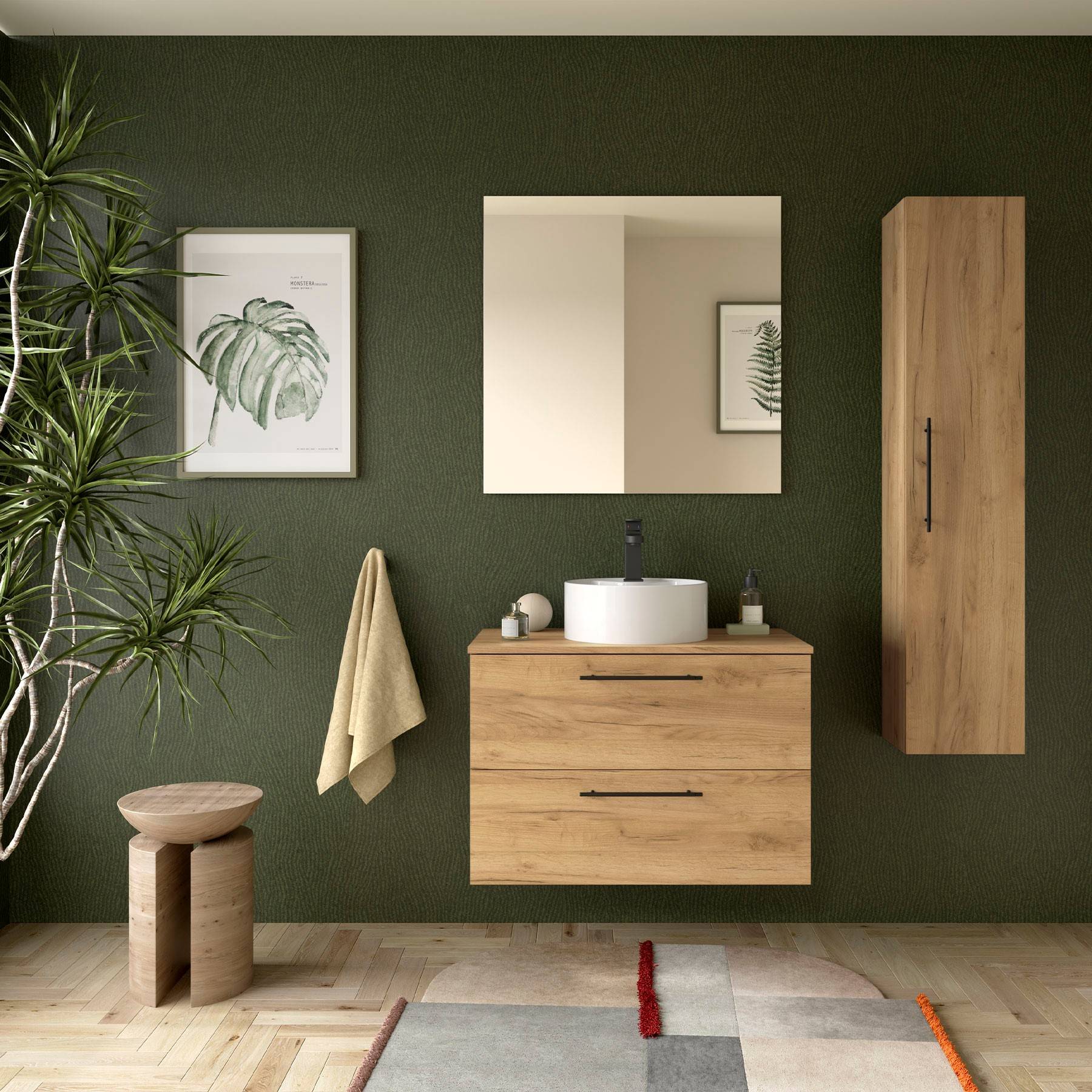 Modernes Badezimmer mit einem Holzwaschtisch, weißem Waschbecken und Wandschrank. Grüne Wände, Topfpflanze und gerahmte Blattkunst bringen natürliche Elemente hinein.