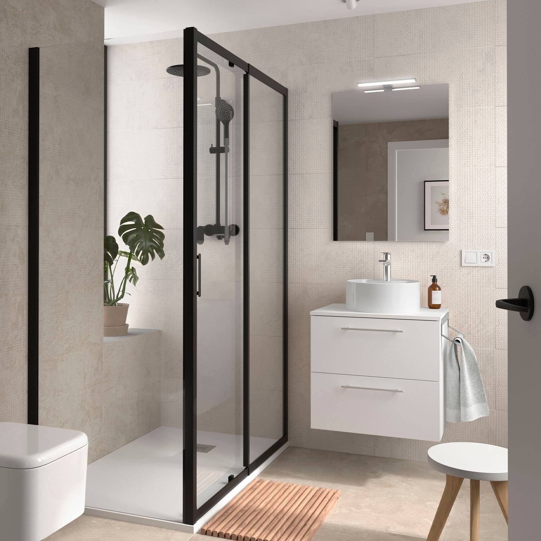 Modernes Badezimmer mit Glasdusche, Waschtisch mit Waschbecken, Spiegel und Handtuch. Minimalistischer Stil, beige Fliesen und Topfpflanze auf der Ablage.