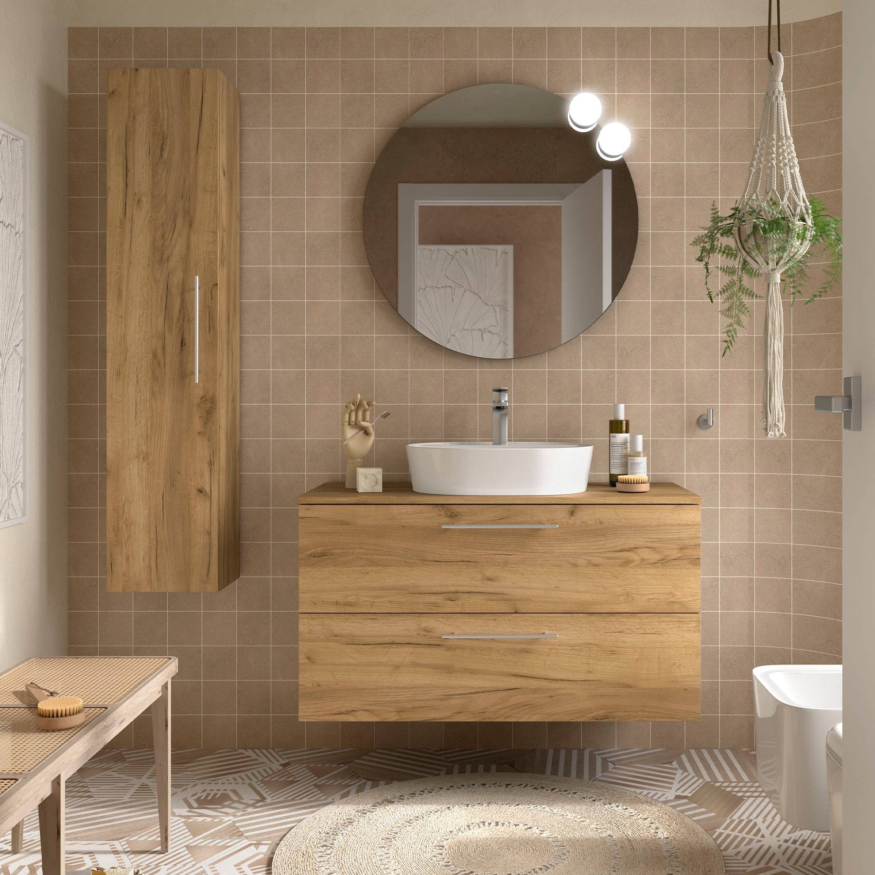 Ein modernes Badezimmer mit einem runden Spiegel, einem Holzwaschtisch und einem Aufsatzbecken. Beige Fliesen säumen die Wand. Eine Topfpflanze hängt rechts.