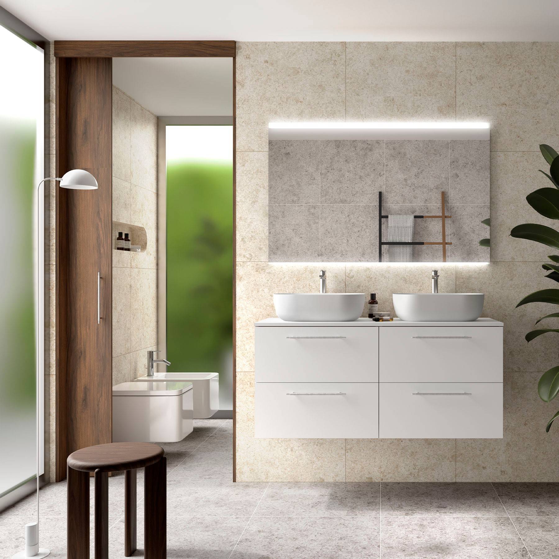 Modernes Badezimmer mit zwei weißen Waschbecken auf einem schwebenden Waschtisch, großem Spiegel und Holzakzenten. Toilette und Bidet sind im Hintergrund zu sehen.