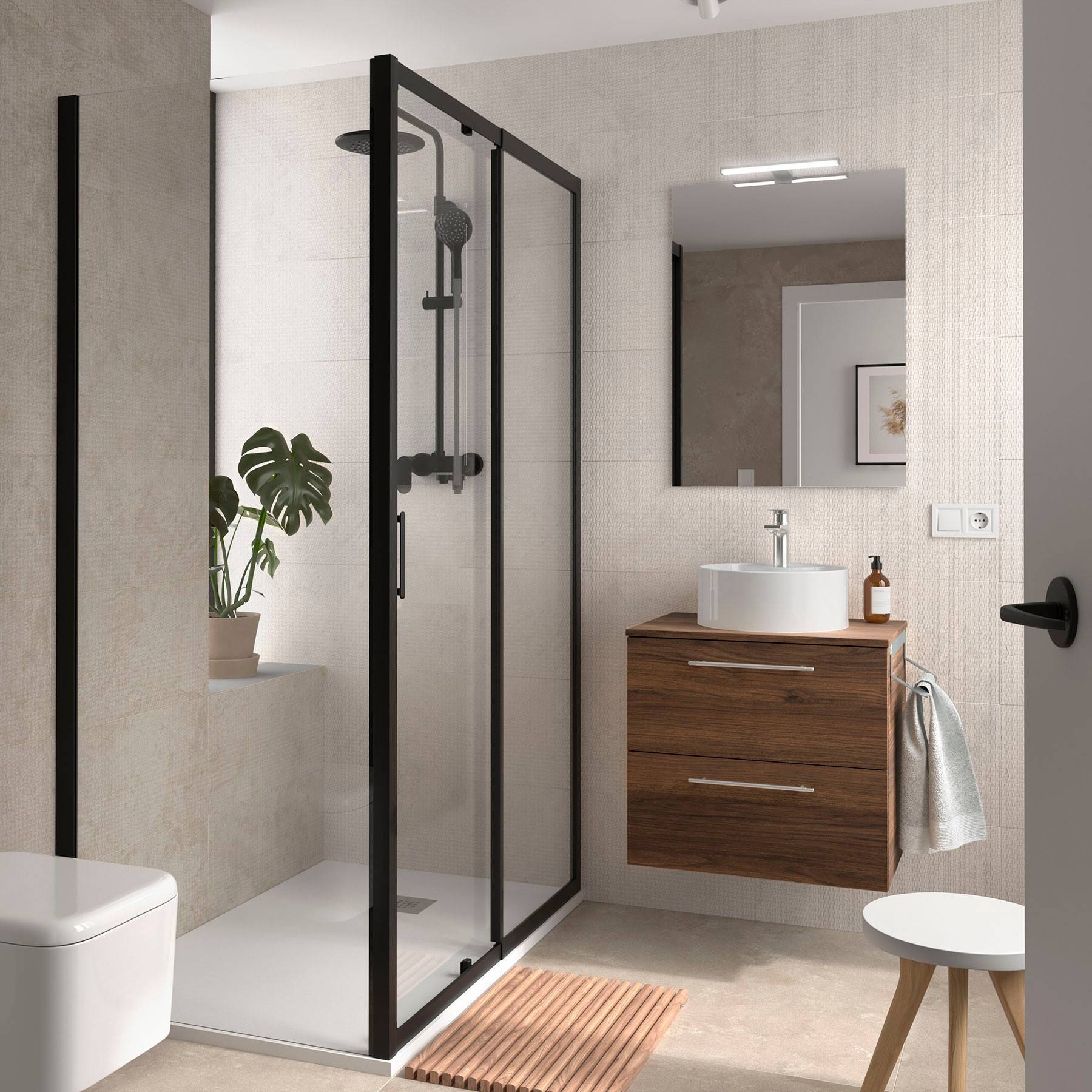 Modernes Badezimmer mit Glasduschkabine, Holzwaschtisch mit rundem Waschbecken und Spiegel, Toilette und beigen Fliesen. Eine Pflanze steht auf einem Abstellbrett.