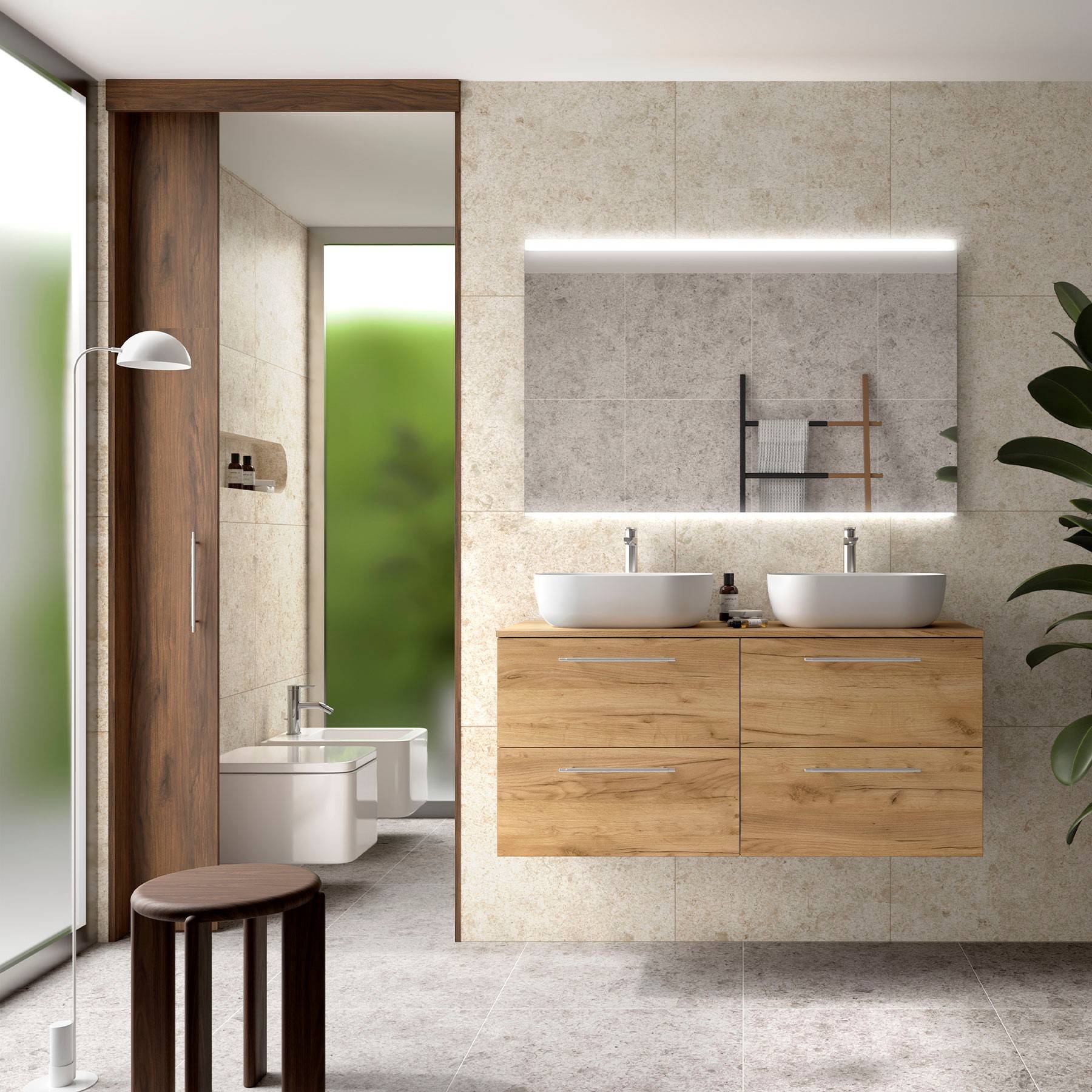 Ein modernes Badezimmer mit Holzelementen, ausgestattet mit einem Doppelwaschbecken-Waschtisch, großem Spiegel, Toilette und einem Milchglasfenster mit Blick auf belaubte Vegetation.