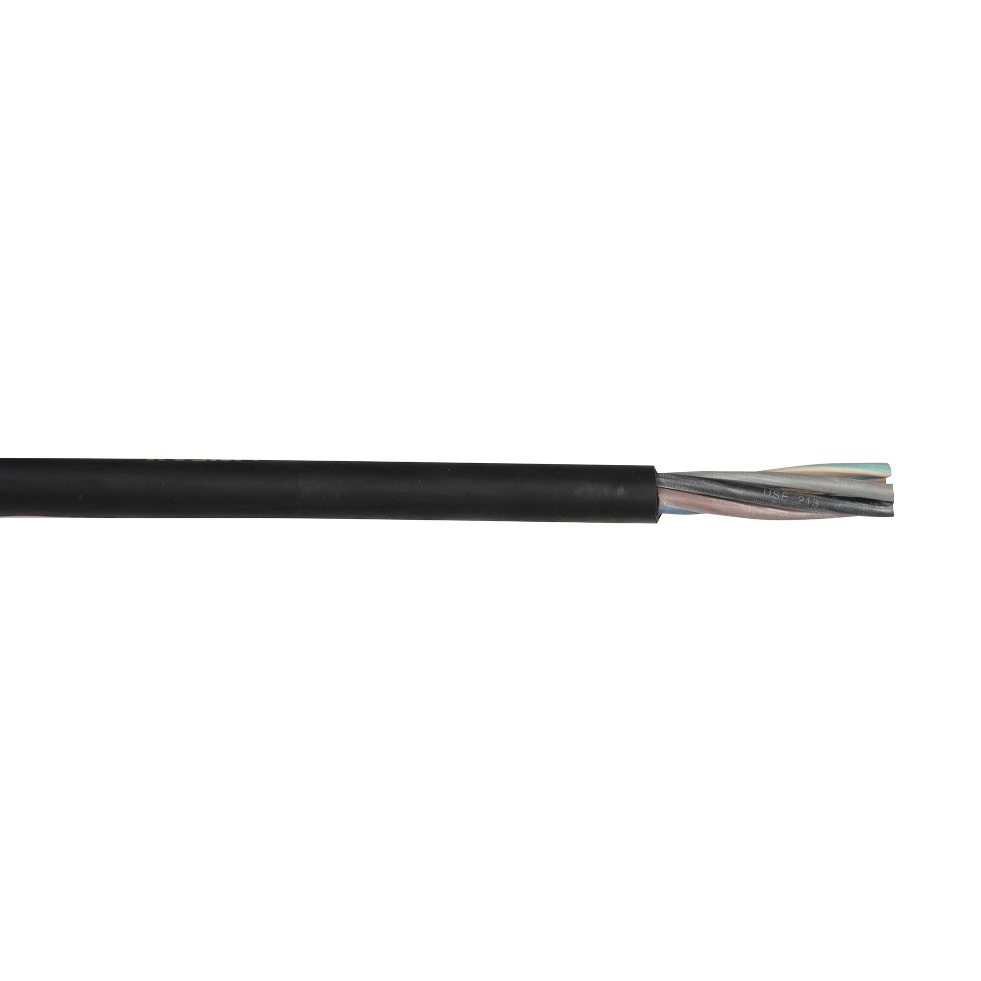 Ein schwarzes elektrisches Kabel mit freiliegenden mehrfarbigen Drähten an einem Ende auf einem schlichten weißen Hintergrund.