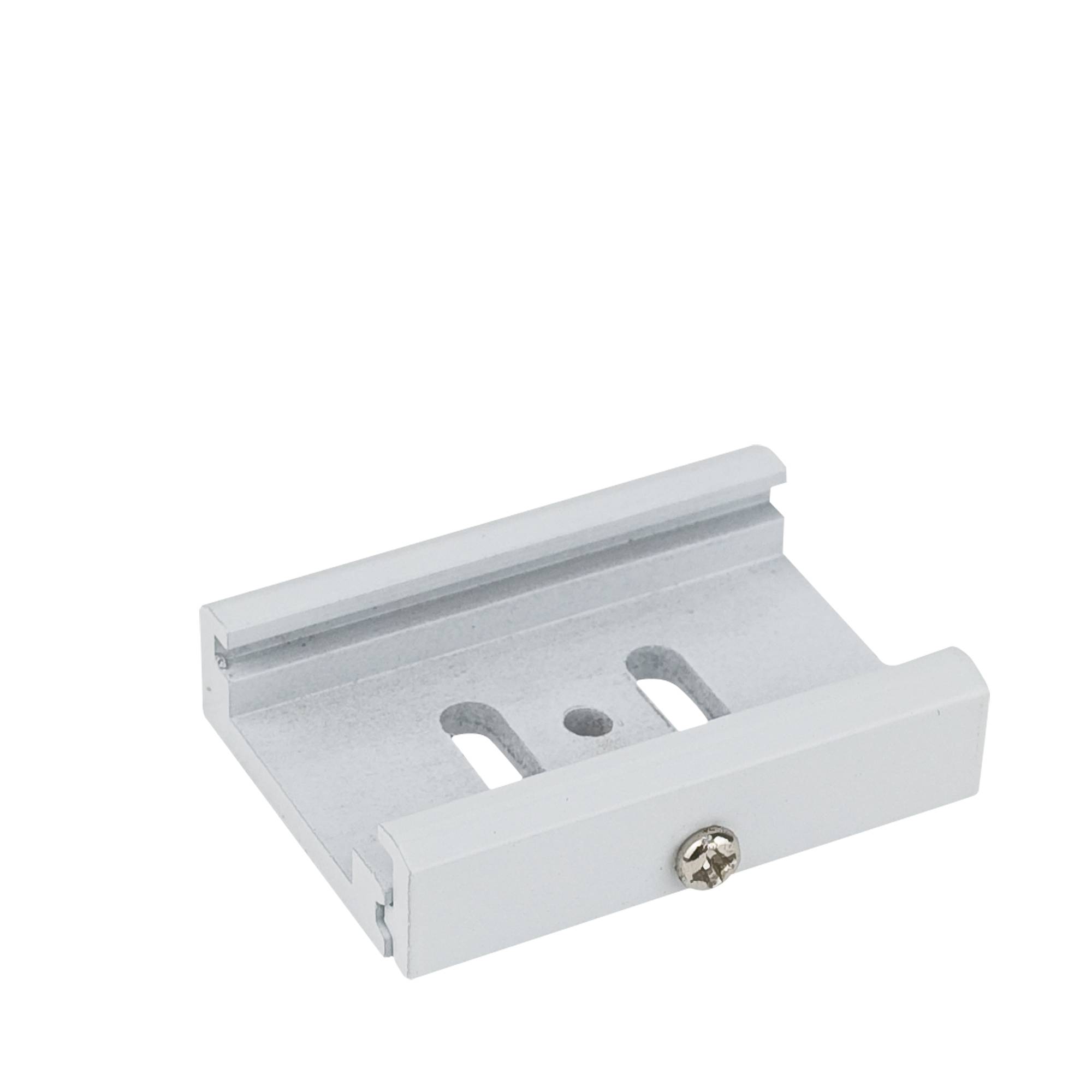 Ein silberner Rasierklinge-Halter mit einer sichtbaren einzelnen Schraube, vor einem schwarzen Hintergrund.