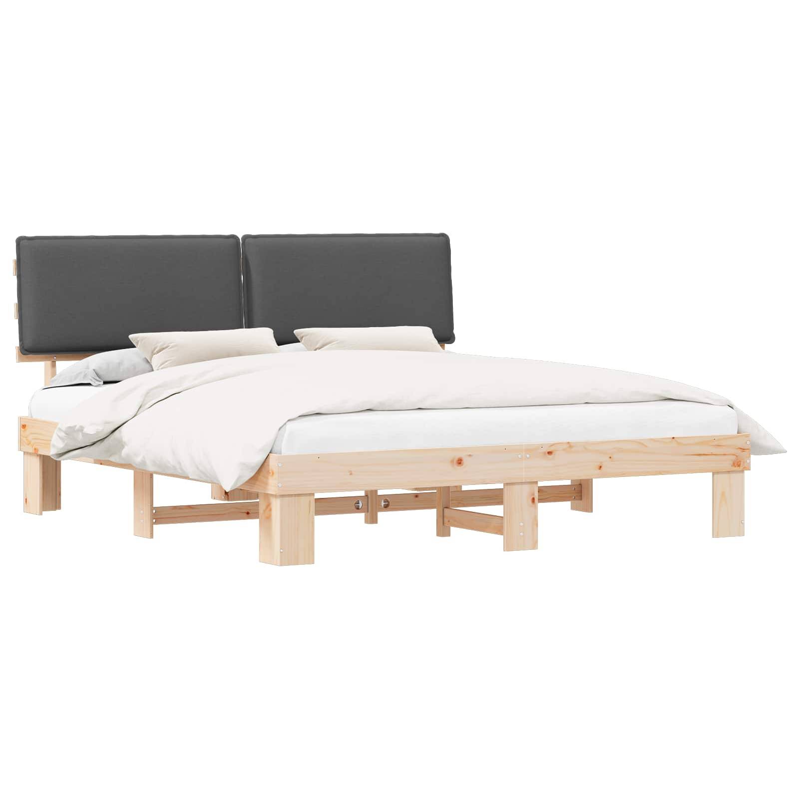 Ein Holzbettgestell mit minimalem Design, mit einer hellen Holzoberfläche und einem dunklen gepolsterten Kopfteil, gekrönt mit weißer Bettwäsche und Kissen.