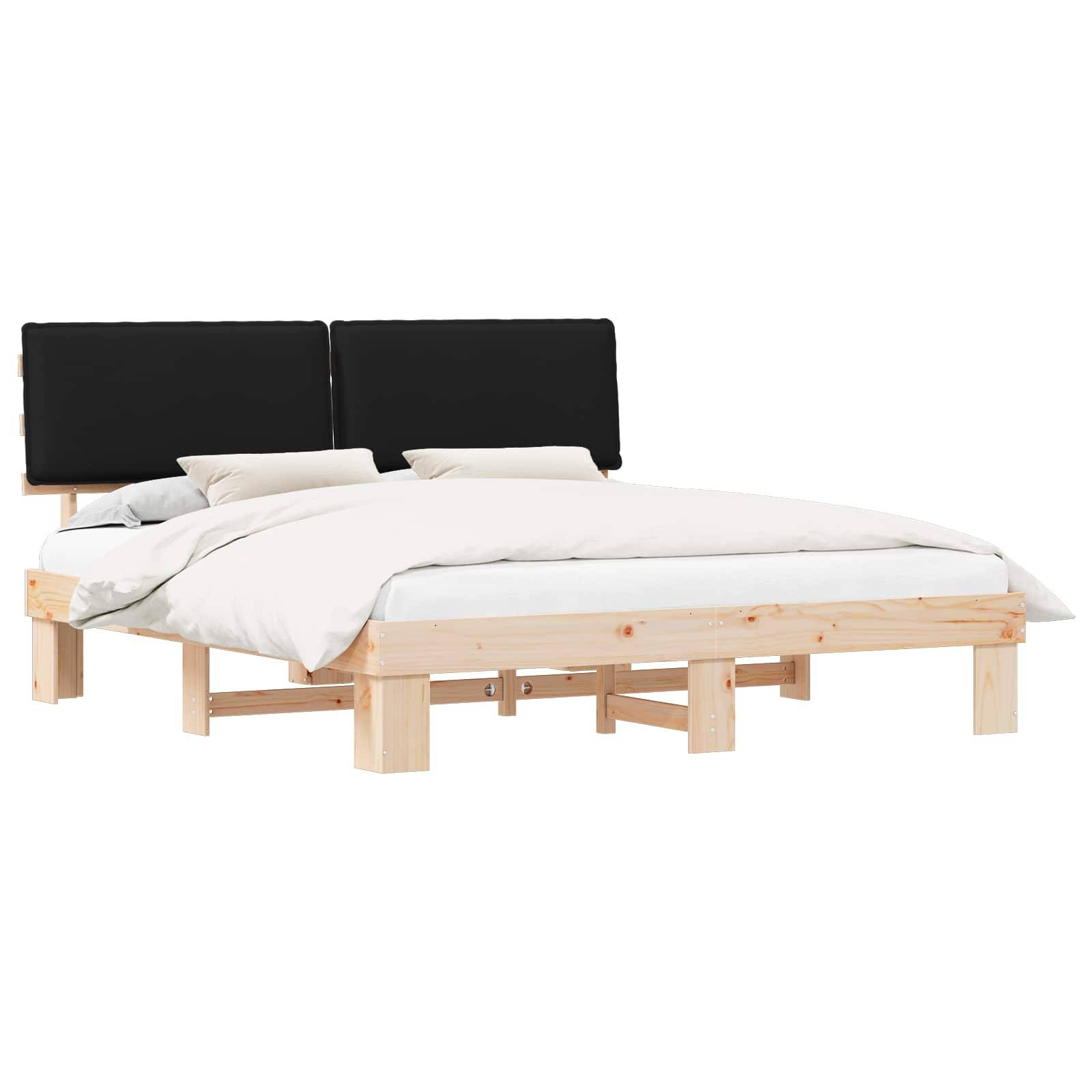 Ein Holzbettgestell mit einem schwarzen, gepolsterten Kopfteil, das mit weißer Bettwäsche und Kissen ausgestattet ist. Das Design ist minimalistisch und modern.