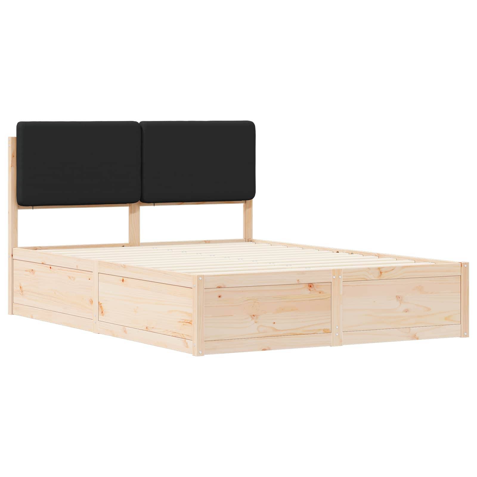 Ein Holzbettrahmen mit einem hohen Kopfteil, das zwei schwarze gepolsterte Kissen aufweist, aus einem Winkel betrachtet, das sein einfaches, modernes Design präsentiert.