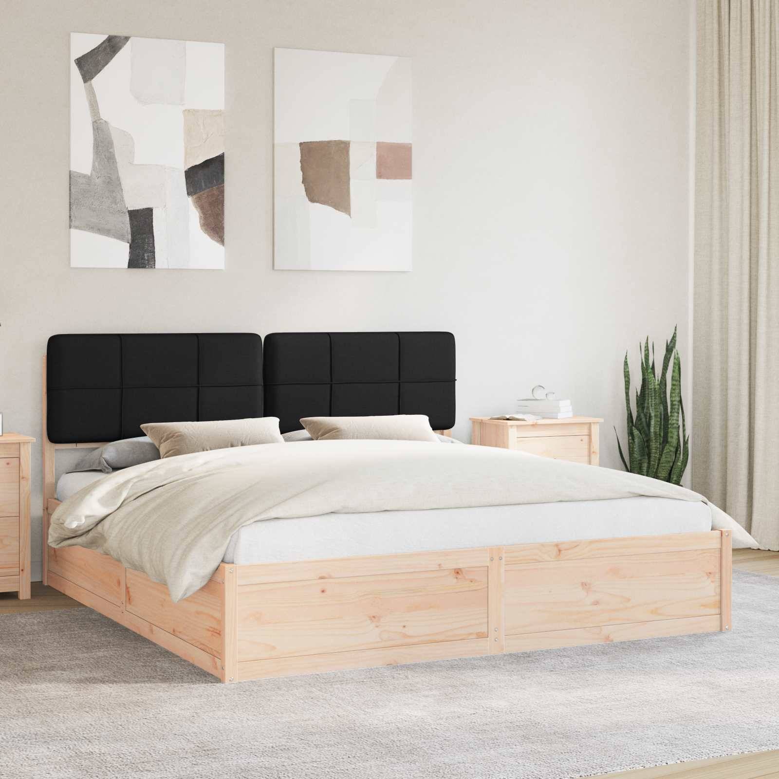 Ein minimalistisches Schlafzimmer mit einem Bett aus hellem Holz, gepolstertem Kopfteil in Schwarz und zwei passenden Nachttischen. Ein abstraktes Kunstwerk hängt über dem Bett.
