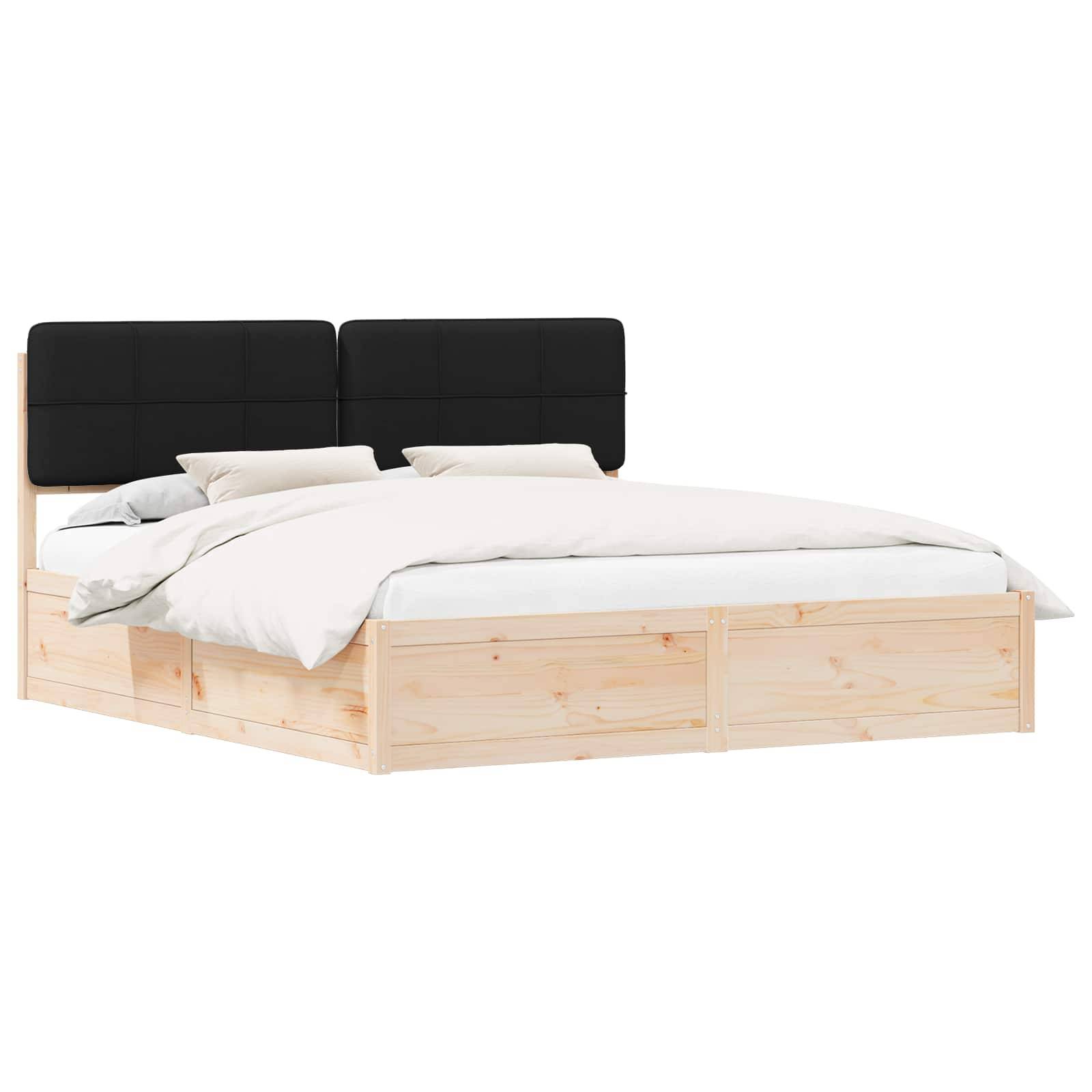 Ein Holzbettgestell mit heller Oberfläche, ausgestattet mit einem schwarzen gepolsterten Kopfteil. Es ist mit weißer Bettwäsche und Kissen bedeckt.