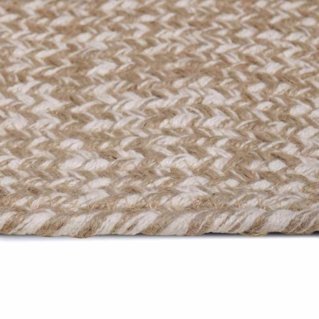 Nahaufnahme eines gewebten beige-weißen Teppichs mit natürlicher Fasertextur, der sein geflochtenes Muster und seine Dicke zur Geltung bringt.