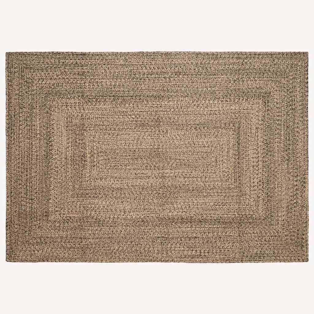 Ein rechteckiger gewebter Teppich in Beige mit einem strukturierten Muster, das konzentrische rechteckige Bordüren aufweist, vor einem schlichten Hintergrund.