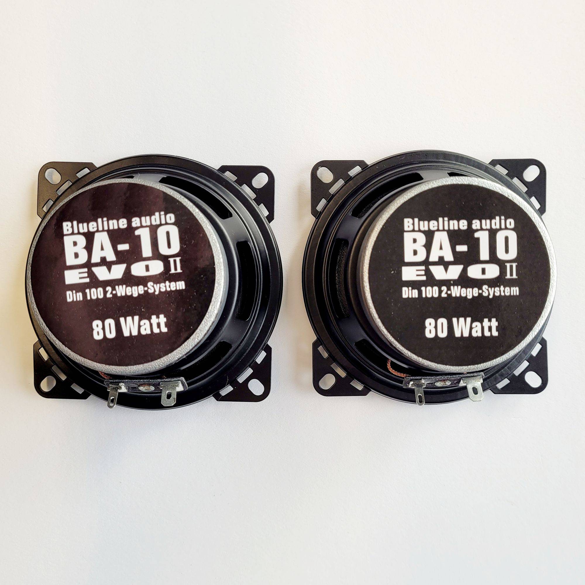 Zwei runde Audiolautsprecher mit der Beschriftung 'Blueline audio BA-10 EVO II Din 100 2-Wege-System 80 Watt', nebeneinander auf einem weißen Hintergrund positioniert.