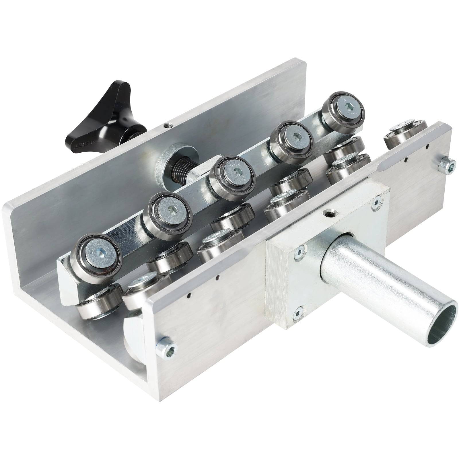 Ein Metallrohrabschneider mit einer Reihe ausgerichteter Schneidräder und einem Handgriff zur manuellen Bedienung, der für präzise Schnitte konzipiert ist.