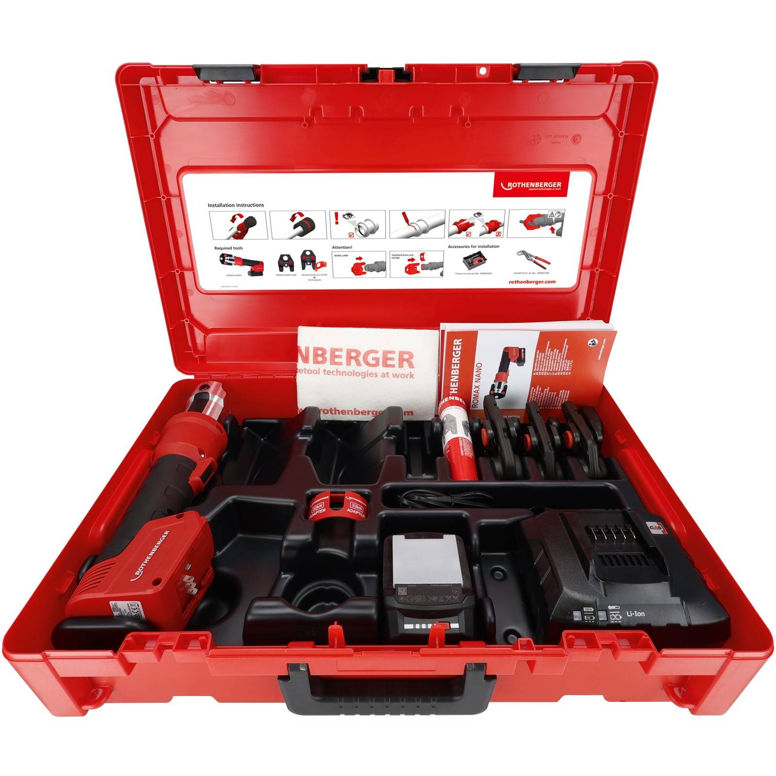 Eine rote Werkzeugbox ist geöffnet und zeigt verschiedene Werkzeuge und Ausrüstungsgegenstände im Inneren, darunter ein Ladegerät, eine Bohrmaschine und eine Bedienungsanleitung, mit einem geschlossenen Deckel, auf dem ein Markenlogo zu sehen ist.