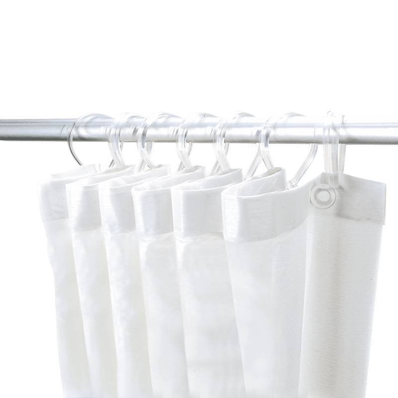 Eine Reihe weißer Duschvorhangringe, die einen weißen Vorhang halten, wird vor einem einfachen Hintergrund präsentiert.