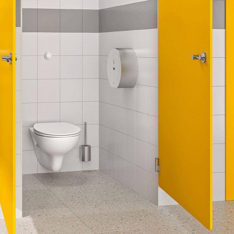 Öffentliche Toilettenkabine mit gelben Türen, weißen Wandfliesen, einer wandmontierten Toilette, einem Toilettenpapierspender und einem Toilettenbürstenhalter.