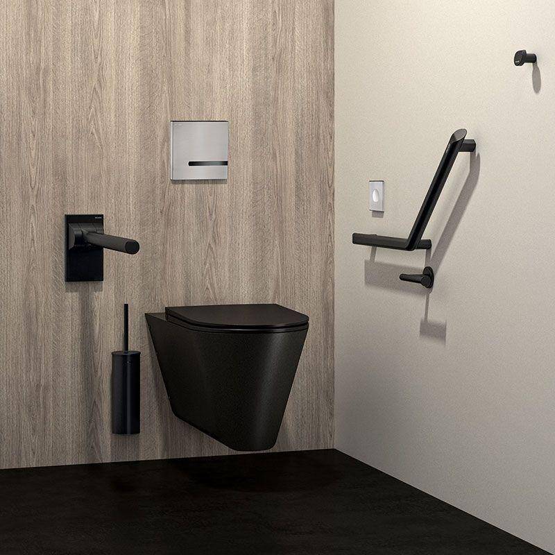 Modernes barrierefreies Badezimmer mit an der Wand montierter schwarzer Toilette, Spülplatte, Haltegriff, Toilettenpapierhalter und Toilettenbürste vor Holz- und beigefarbenen Wänden.