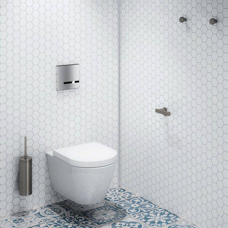 Modernes Badezimmer mit an der Wand montiertem Toilettensitz, verchromter Spülplatte, Toilettenbürsten-Halter und gemustertem blau-weißem Fliesenboden