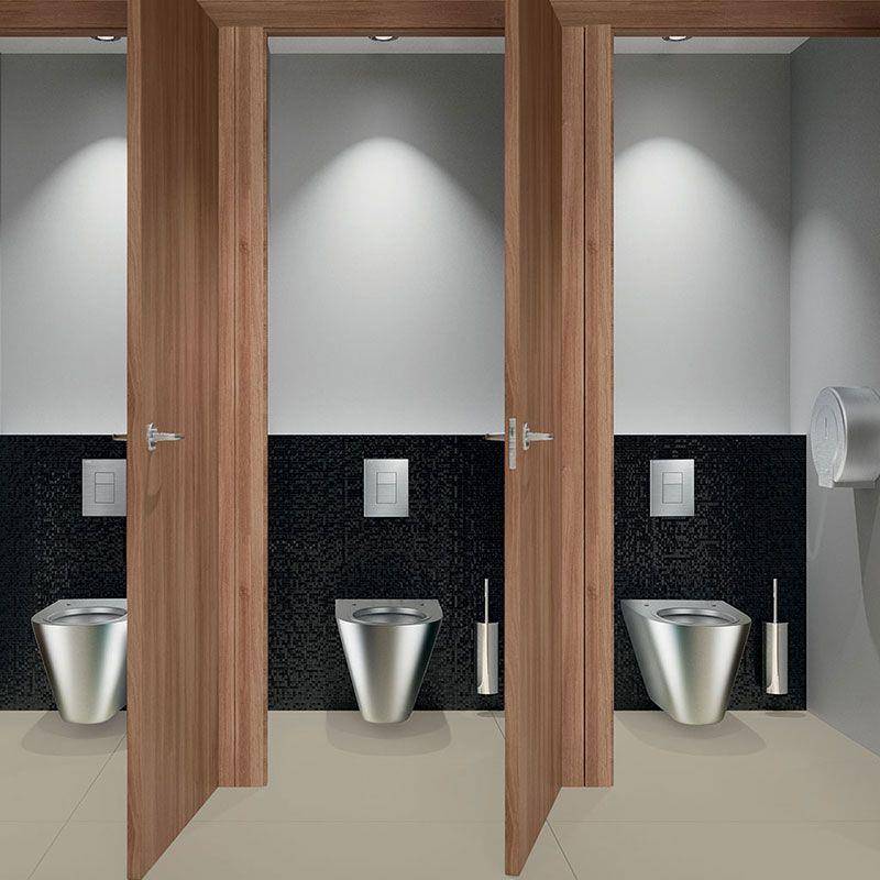 Drei moderne Toilettenkabinen mit Holztüren, Edelstahltoiletten, schwarzen gekachelten Wänden und hellen Deckenstrahlern.