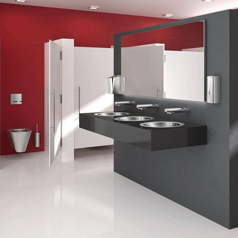 Modernes Badezimmer mit schwarzen Waschbecken und Spiegeln, weißen Kabinen und Armaturen sowie einer roten Akzentwand.