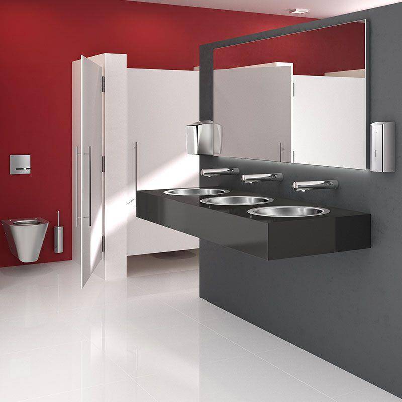 Modernes Badezimmerinterieur mit einer dunkelgrauen Spülentheke, drei Waschbecken, Spiegeln und weißen Stalltüren gegen rote Wände.