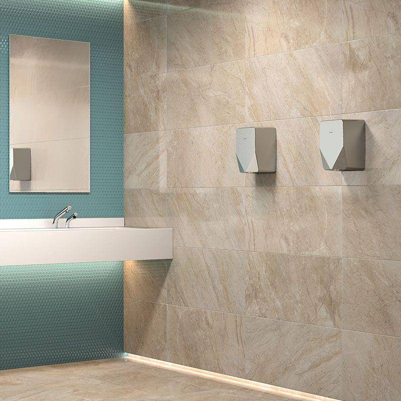 Modernes Badezimmer mit beigefliesen Wand, strukturierter Akzentwand in Teal, schwebendem Waschbecken, Spiegel und zwei wandmontierten Händetrocknern.